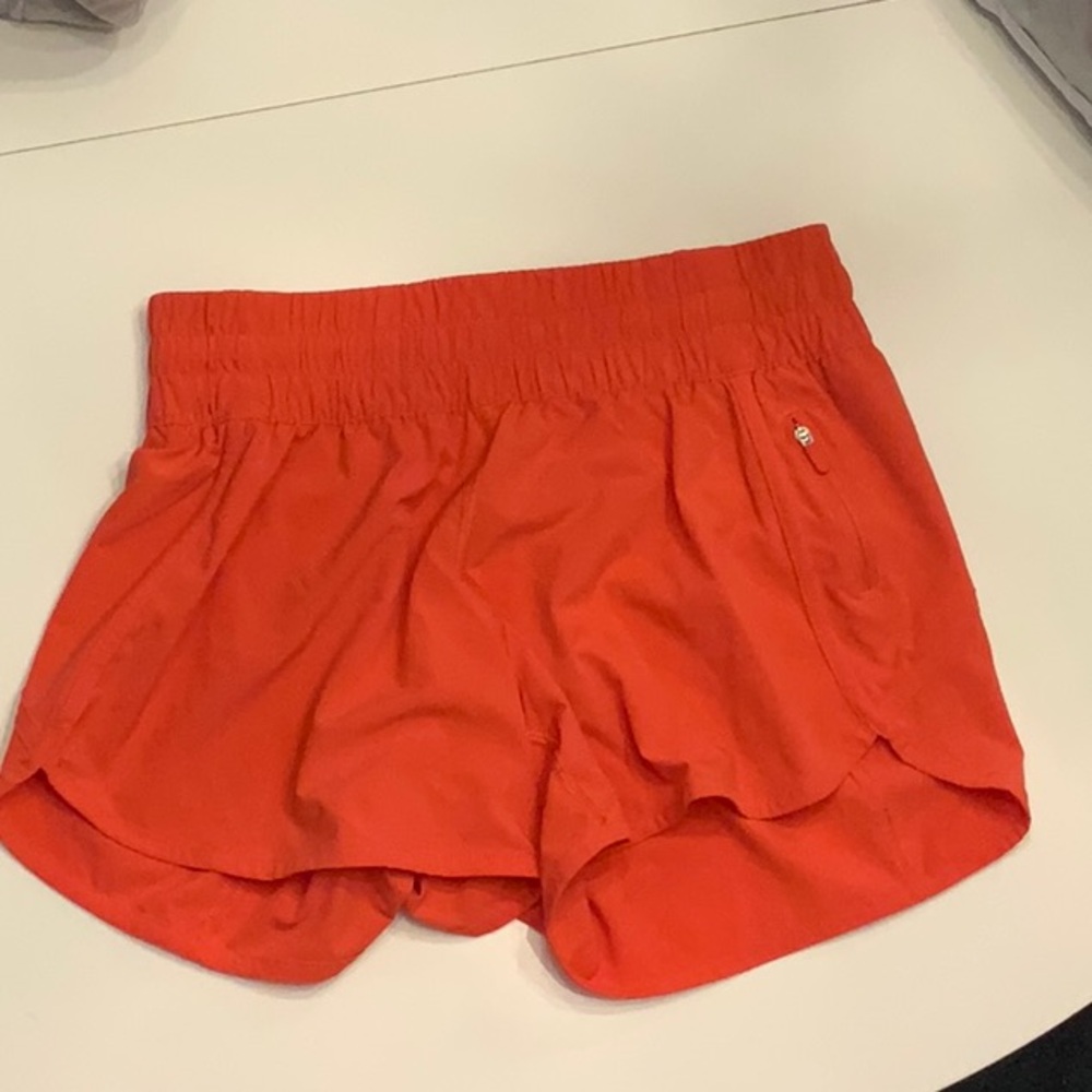 Women’s lululemon track that mid rise short 5”